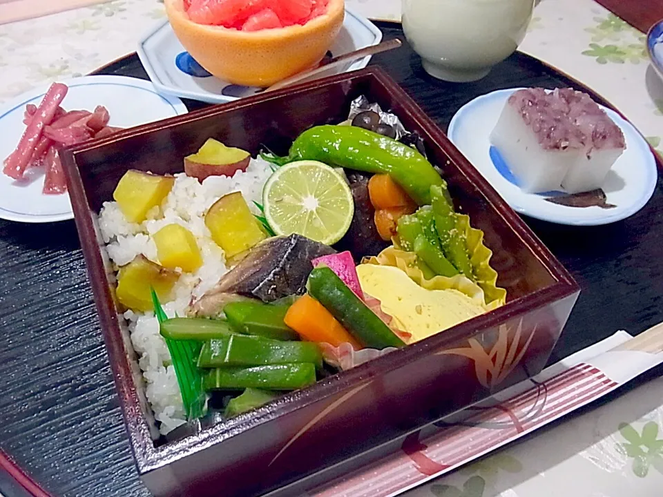 今日は、敬老の日。
お弁当を作って実家に行って来ました。

鰆の味噌漬、お煮しめ 里芋 人参 椎茸 高野豆腐、伏見唐辛子の揚げ煮、アスパラガスの胡麻和え、瓢箪だし巻玉子、和風ピクルス 胡瓜 人参 紅色大根 茄子、なた豆と茄子の炒め煮、さつまいも雑穀ご飯、芋茎の酢の物、ういろう、グレープフルーツ。

両親と美味しく食べら|akazawa3さん