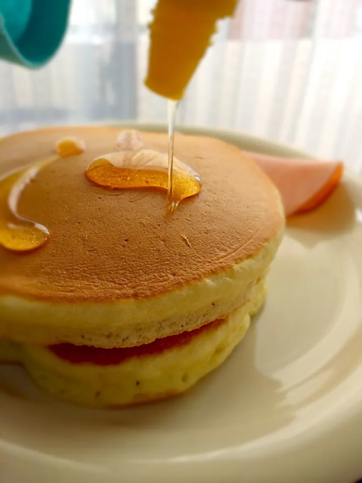 今朝はリクエストに答えてホットケーキ🌸チビがシロップとろ〜り中😅|はやちんさん