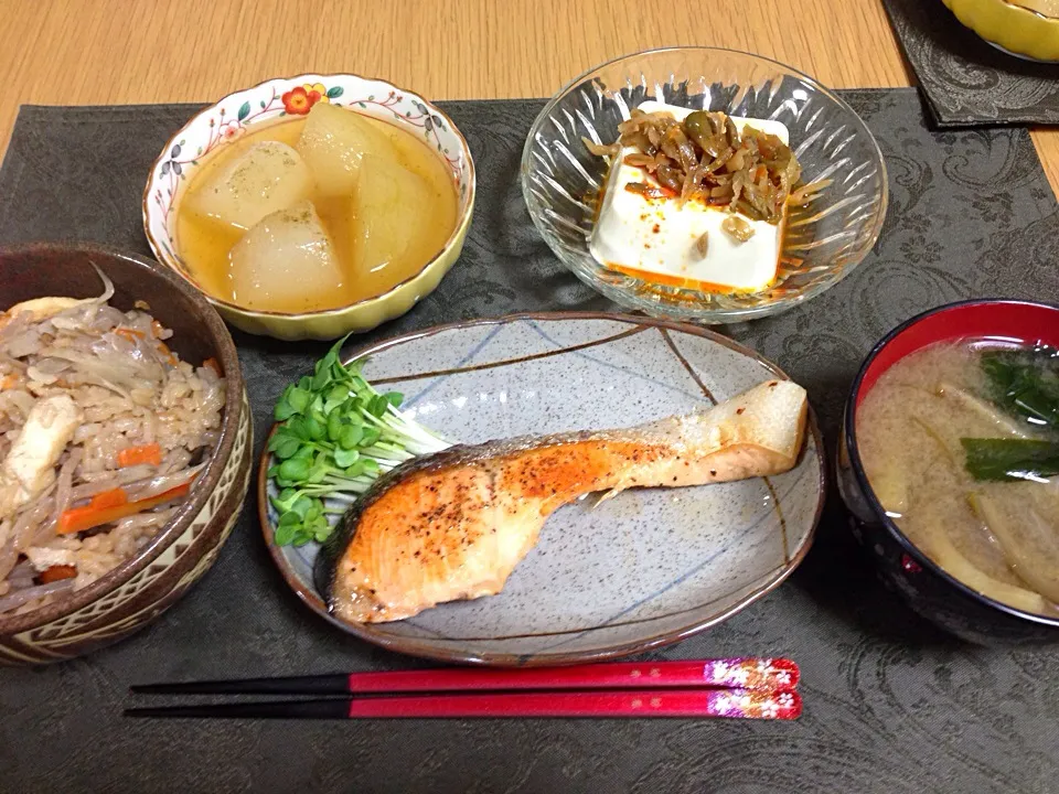 炊き込みご飯、鮭のバター焼き、冬瓜の柚子胡椒あんかけ、ザー菜冷奴、お味噌汁。|Angie44さん