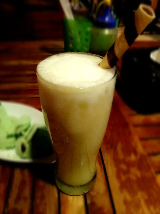 Snapdishの料理写真:Float Banana Smoothies|egagaringさん