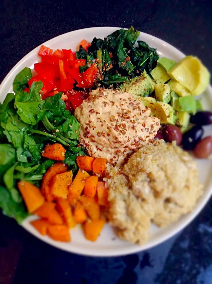 Snapdishの料理写真:Vegetable bowl with hummus and quinoa|Mistaleさん