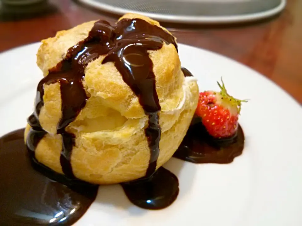 Cream puff filled with freshly whipped cream and topped with homemade chocolate sauce|Julie Tranさん