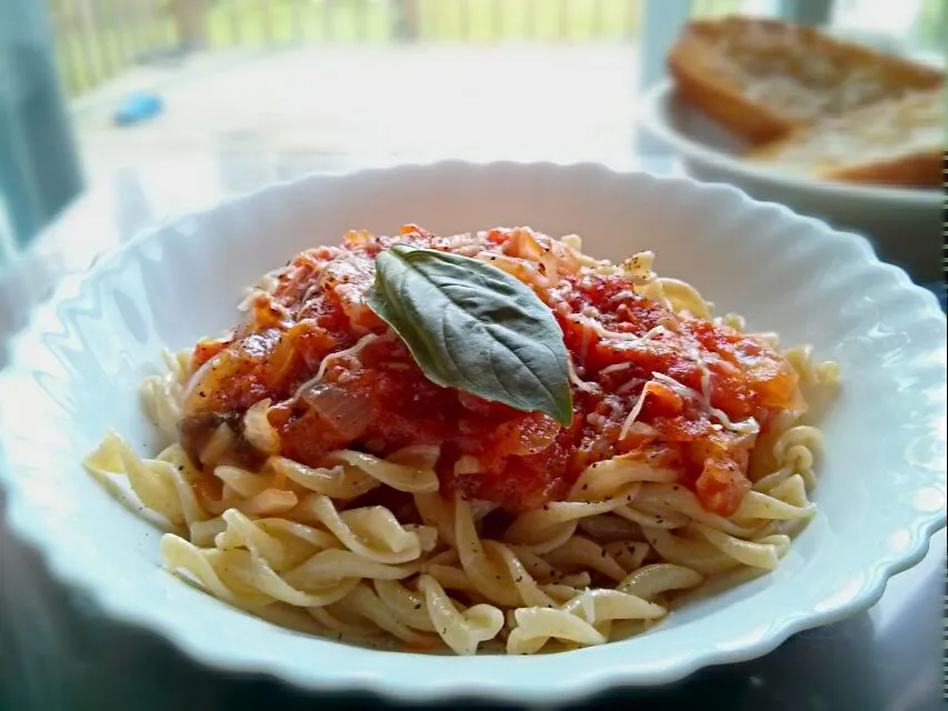 Pasta with simple tomato sauce|Julie Tranさん