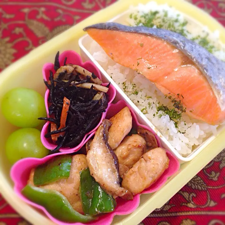 ささみとピーマンのマヨソース炒めと焼き鮭弁当|もえさん