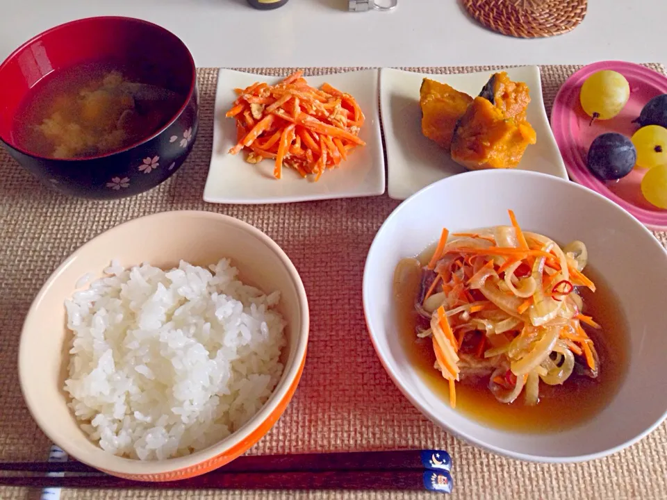 鯖の南蛮漬け にんじんしりしり かぼちゃ煮 しじみ汁|にゃろめさん