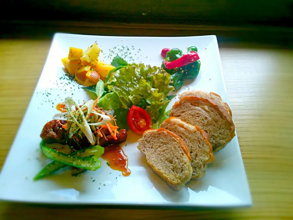 本日の楽菜デリプレート

蓮根の照り焼き
水前寺菜とリンゴの春雨サラダ
じゃがいものクミンロースト
ピーマンの塩麹炒め

八分つき黒米入りごはん
or
ごぱん屋うっでぃーの蒸したてプリップリ『ごぱん』|Ikushiro Kusanoさん