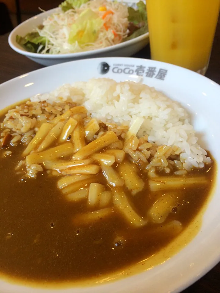 ハーフチーズカレーと野菜サラダ。|liccaさん