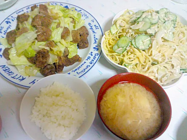 牛肉キャベツ炒め☆スパサラ☆お味噌汁|みぽりんさん