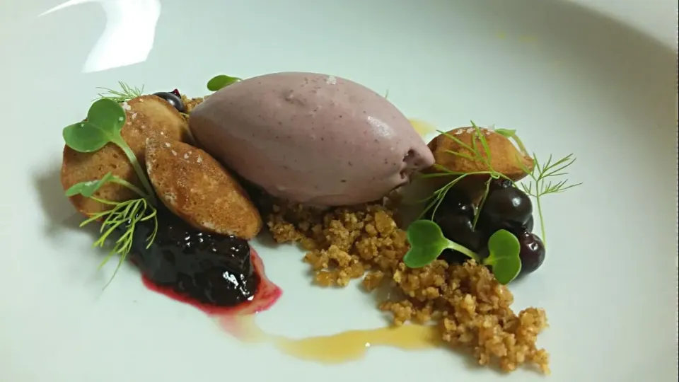 blueberry waffle ice cream, maoke madeleines, preserved huckleberries, butter pecans, bourbon maple syrup, huckleberry compote|TheEffinChefさん