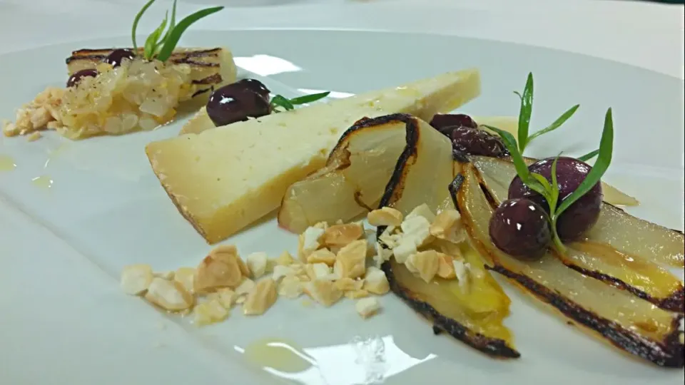 borenkaas cheese, caramelized endive, roasted concord grapes, concord compote, marcona almonds,  onion and preserved lemon confiture, caraway rye lavosh cracker|TheEffinChefさん