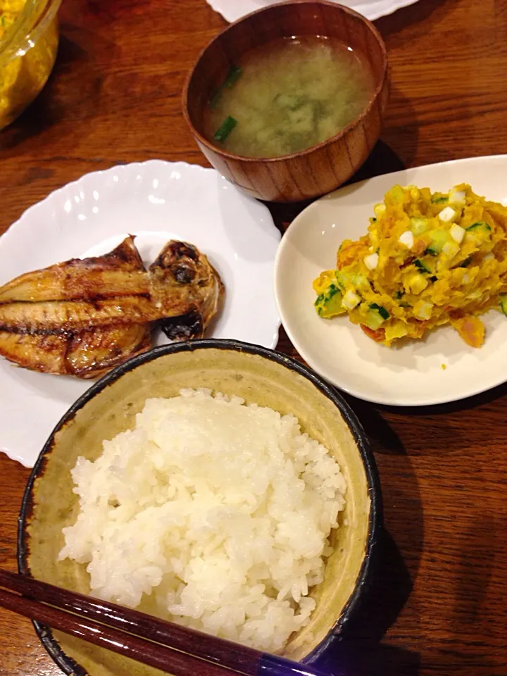 あじの開きとカボチャサラダとニラの味噌汁|りょうさくさん