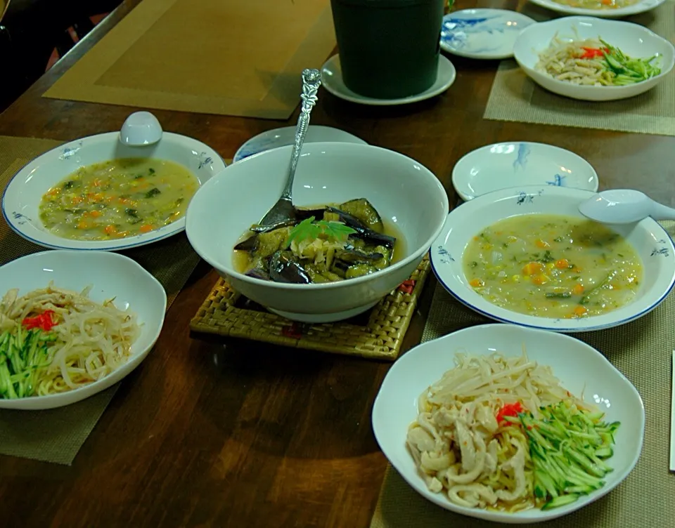 今日の晩ご飯 バンバンジー麺、茄子の揚げ煮浸し、スープはクラムチャウダー。|Keisei Chouさん