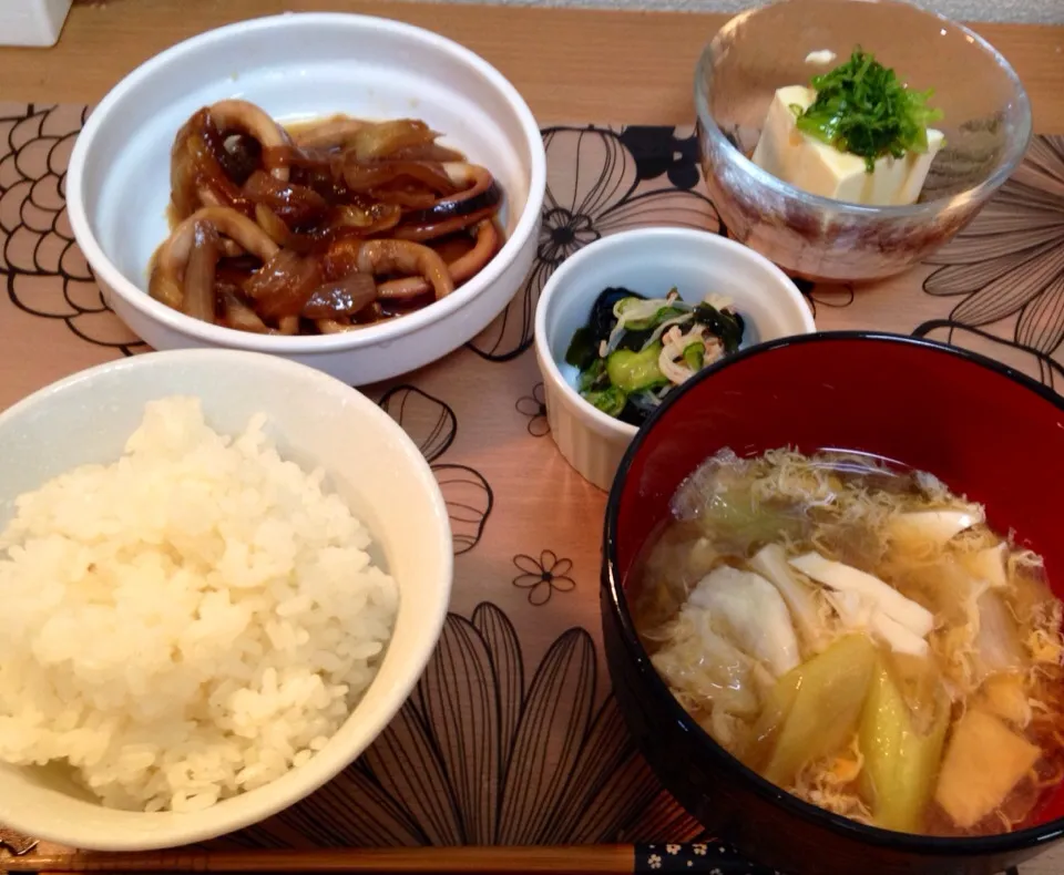 ごはん、かきたま汁、イカの生姜醤油炒め、わかめときゅうりの酢の物、冷奴|なちんさん