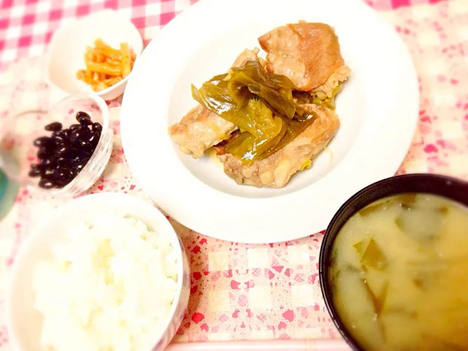 ご飯、大根とわかめの味噌汁、黒豆煮、豚軟骨煮、大根キムチ|ちるのさん