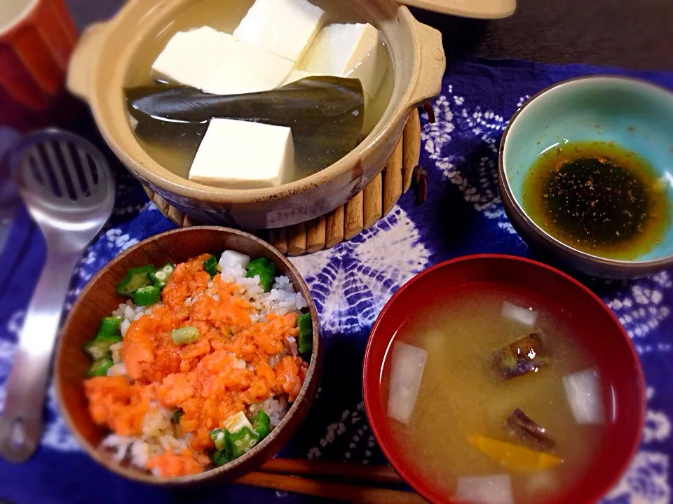 Snapdishの料理写真:サーモン叩き丼 なすと大根の味噌汁 湯豆腐|2boy mamさん