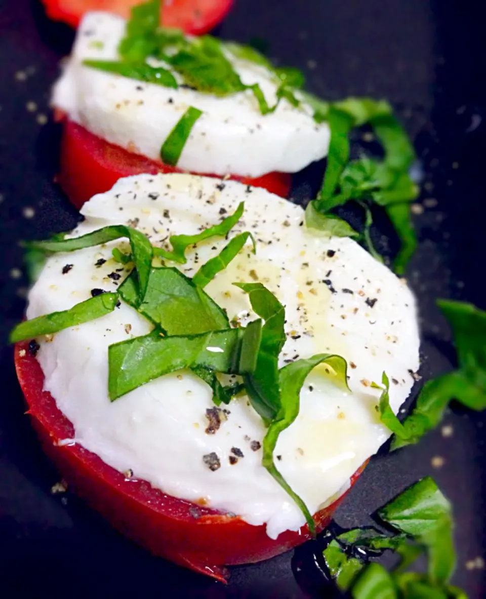 Vine ripen tomato with fresh mozarella and basil, drizzled with olive oil|coxiella24さん