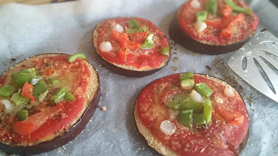 Eggplant pizza's|Anja Elshout Beverwijkさん