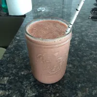 Strawberry banana kale smoothie|Stephanie Ballietさん