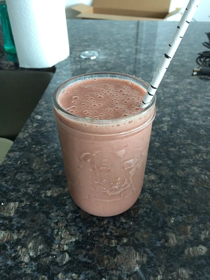 Strawberry banana kale smoothie|Stephanie Ballietさん