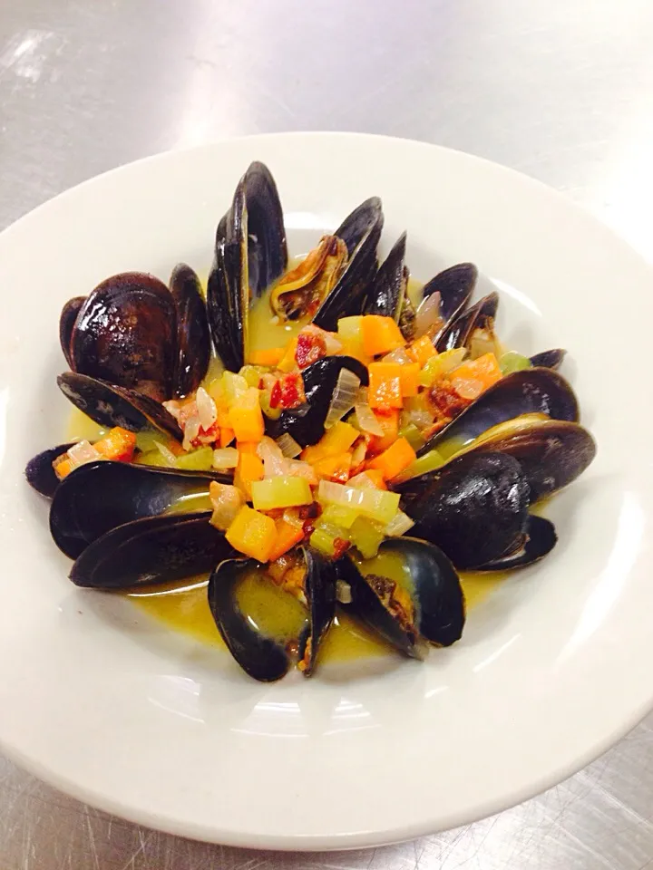 White wine-steamed mussels|Edgar Rodriguezさん