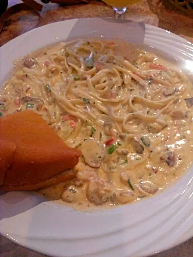 Shrimp Alfredo With Mushrooms Paired with great Wine 🍷 🍷 🍷  at Lagniappe Seafood & Steak House 💛❤💛💋 #GumboOfSoul|Alisha GodsglamGirl Matthewsさん