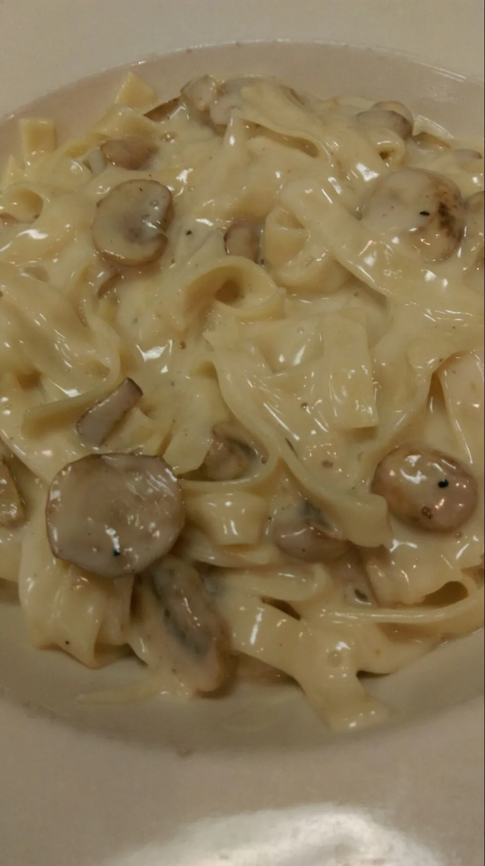 Snapdishの料理写真:fettuccine alfredo w/ mushrooms|vee del Rosarioさん