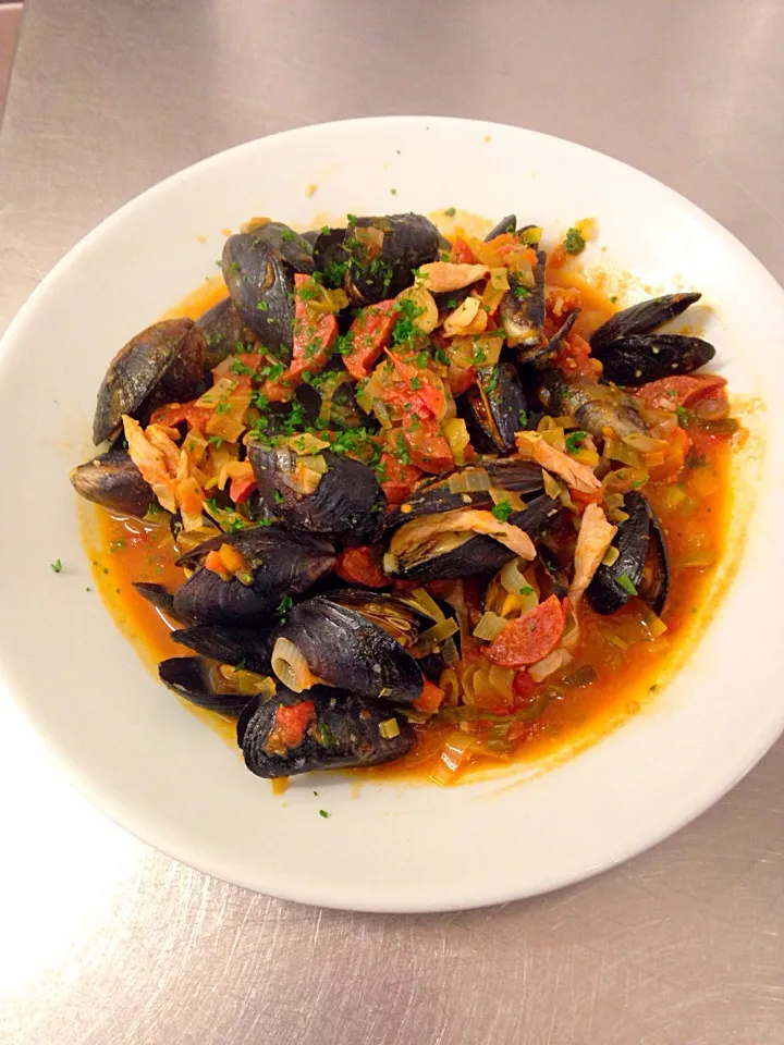 Mussels in a chorizo, tomato and leek sauce.|emmaさん