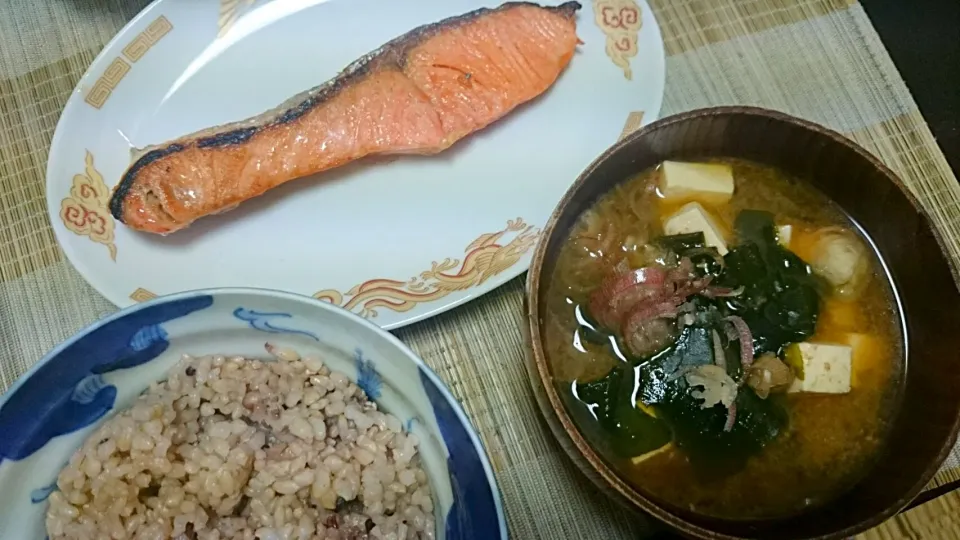 鮭＆豆腐とワカメのの味噌汁|まぐろさん