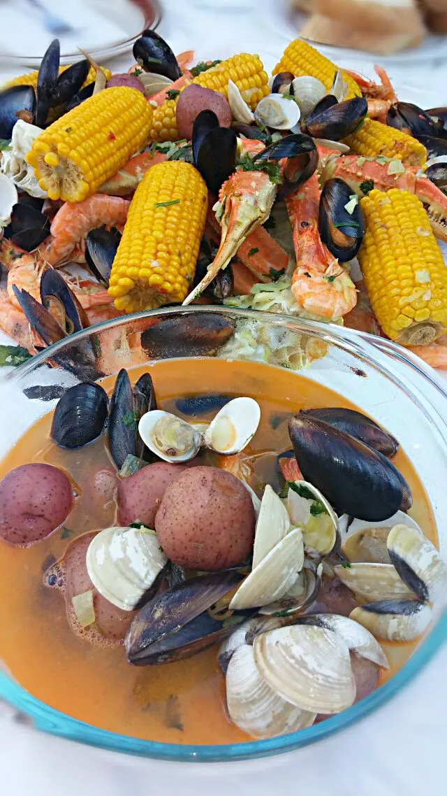 Clam bake: crab claws, shrimp, mussels, clams, potatoes and corn|Jiraphon Gさん