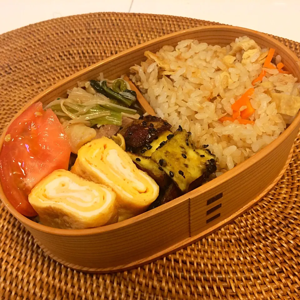 今日のお弁当！にんじんとツナと油揚げの炊き込みごはん、鶏肉と小松菜とエノキの中華和え、大学芋、卵焼きd(ﾟεﾟ*)|mamigoさん