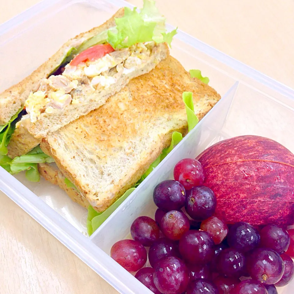 Sandwich tuna & egg & apple & grape|wichudaleebonoiさん