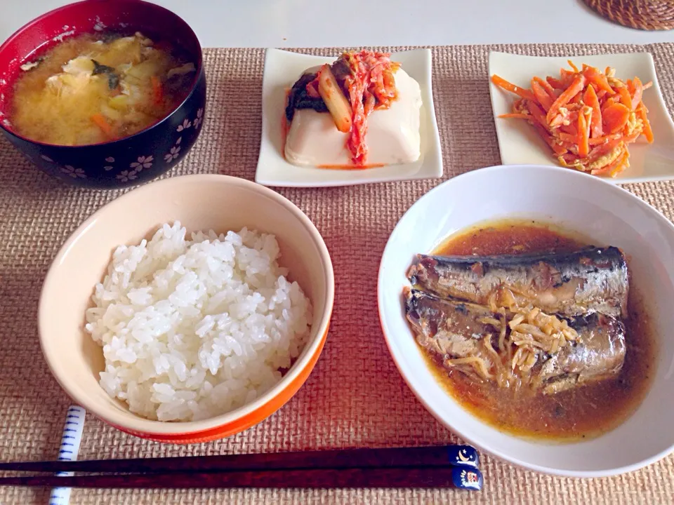 鰯煮 冷奴 にんじんしりしり野菜と卵の味噌汁|にゃろめさん