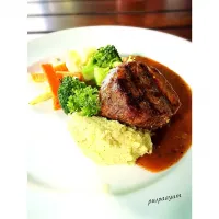 Tenderloin Steak with Black pepper sauce, side dish mashed potato & saute vegetables 😋|puspaayumulatsihさん