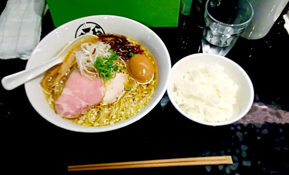 Snapdishの料理写真:Today's  Lunch

らーめん 666

黄金の塩ラーメン＆ライス|ラィトさん