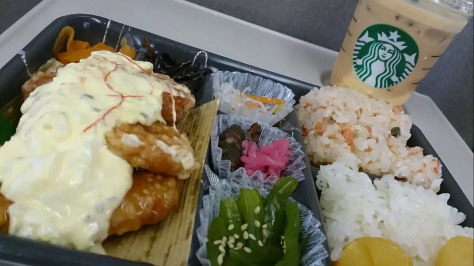 鶏南蛮・おこわ(鮭＆栗)弁当＆シェイクンキャラメルカスタード(Starbucks)|ボンゴさん