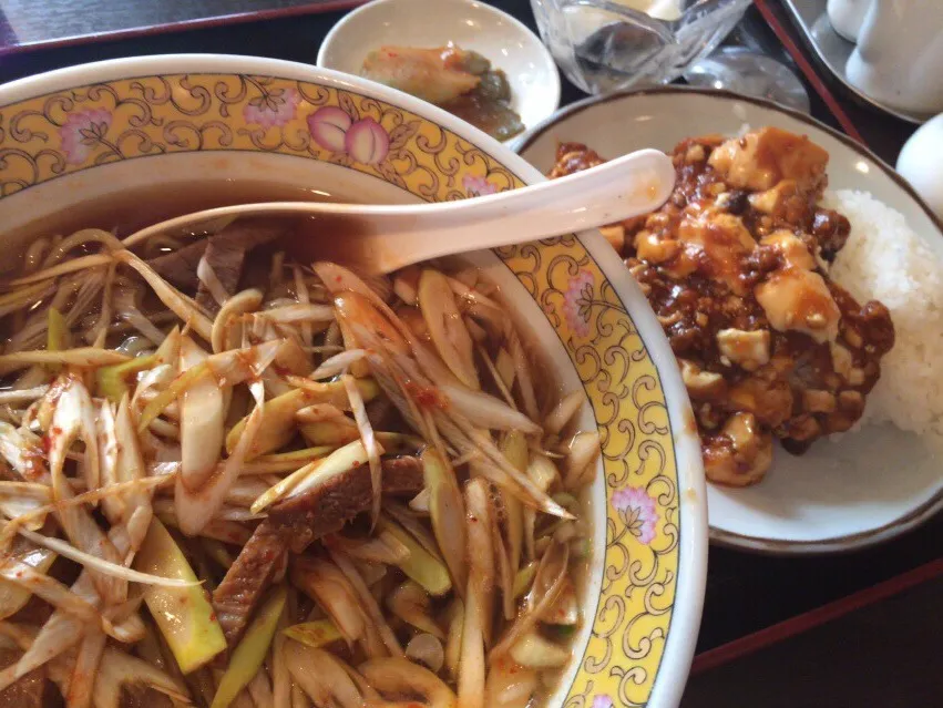 【日替定食】ネギチャーシュー麺+小麻婆豆腐丼を頂きました。|momongatomoさん