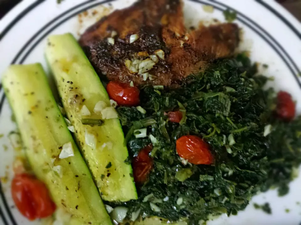 Snapdishの料理写真:chicken breast, spinach, & roasted zuchinni w/grape tomatos. also, a whole lotta #garlic on everything.. what can i say?! i love my veggies. #organic|Jillian Bittleさん