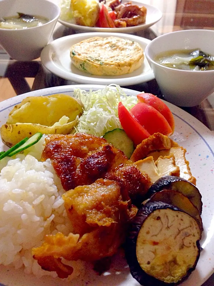 ワンプレートてんこ盛り晩御飯。豚肉と厚揚げの生姜焼き。じゃがいもチーズ。茄子のオリーブオイル焼き。卵と豆腐のレンチンだし巻き大根葉入り。|Kumi_loveさん