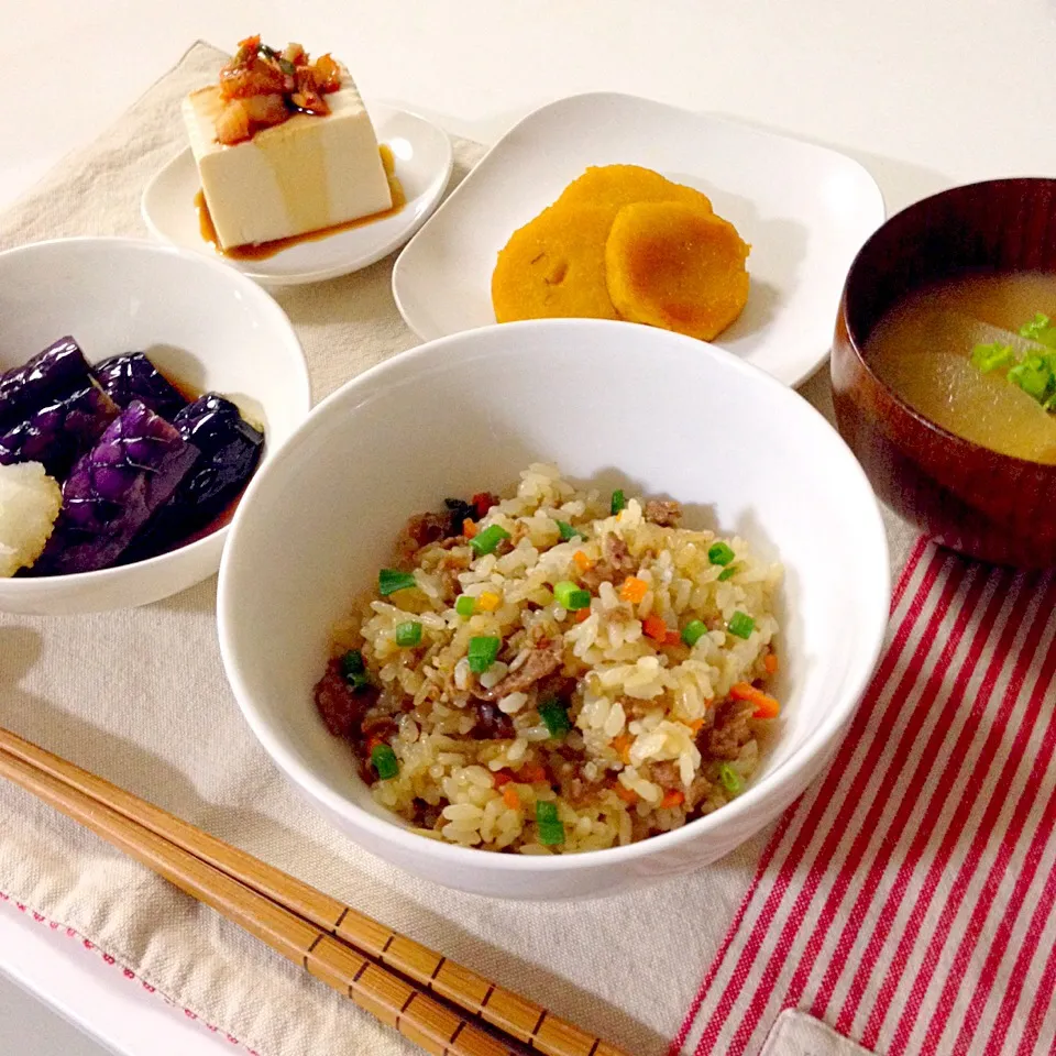 牛肉とゴボウの炊き込みご飯・揚げ茄子のおろしポン酢かけ・かぼちゃもち・冷奴(キムチ・ごま油)・お味噌汁(大根、揚げ)|Accaさん