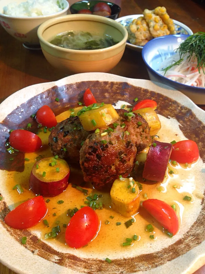 🍁ニラバーグとさつまいもの和風出汁掛け🍁〜カニカマ大根サラダ＆コーンのかき揚げ＆中華スープと一緒に〜|ちなみんさん