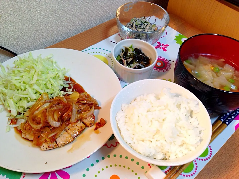 ごはん、野菜スープ、チキンソテー、きゅうりとひじきの白和え、きゅうりとわかめの酢の物(残り物)|なちんさん