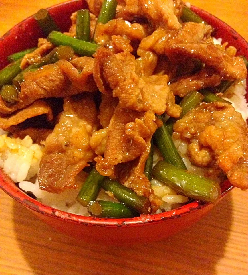 豚肉とニンニクの芽の炒め丼|アクアマリンさん