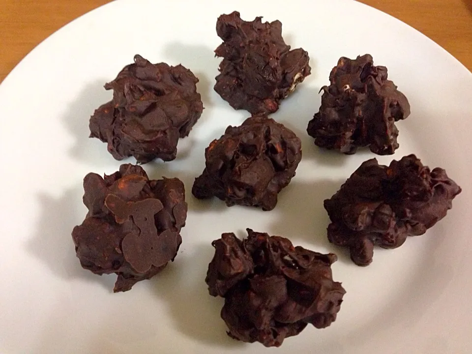 Dark chocolate with almonds and raisins|natasharavindranさん