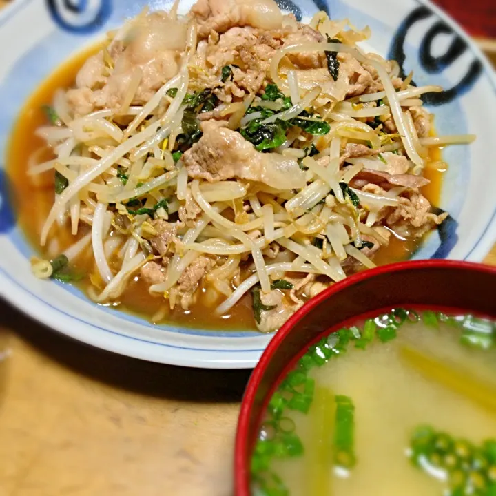 豚肉ともやしと大葉の炒めもの＆フキと豆腐の味噌汁|ともえさん