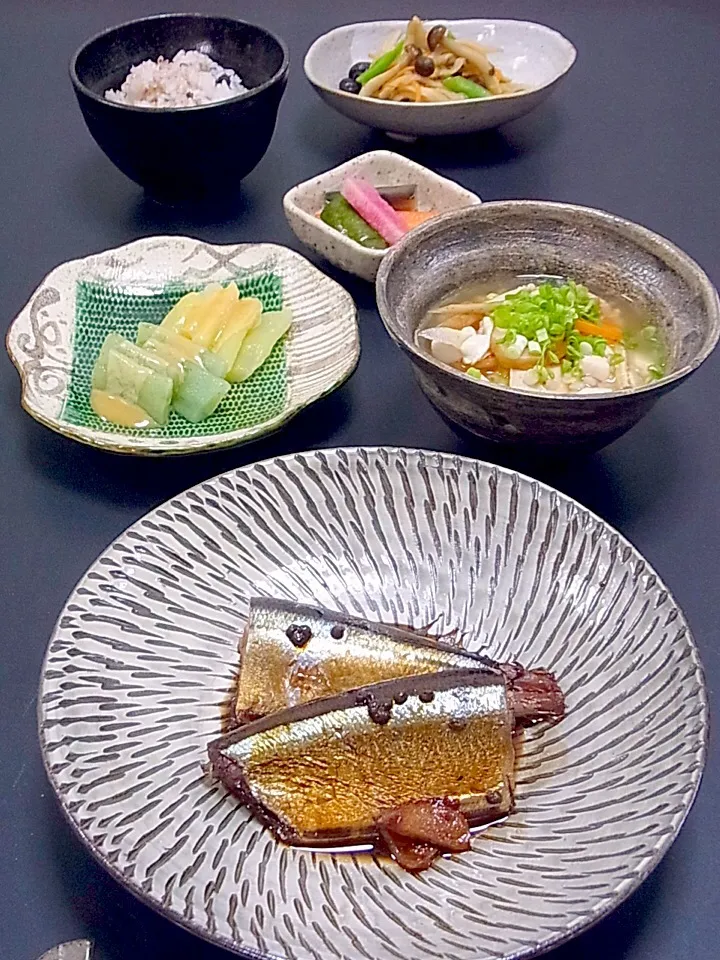 今晩は、秋刀魚の有馬煮、切り干し大根の煮物 黒豆 人参 牛蒡 お揚げ しめじ 三度豆、刺身こんにゃく 辛子酢味噌、そば米汁 根菜 ささ身 豆腐 竹輪、香の物 人参 紅大根 茄子 胡瓜、雑穀ご飯

すっかり秋の夜ですね。
煮魚や煮物が美味しく感じる季節です。
春に冷凍してあった山椒の実で秋刀魚を有馬煮にしました。

去年|akazawa3さん