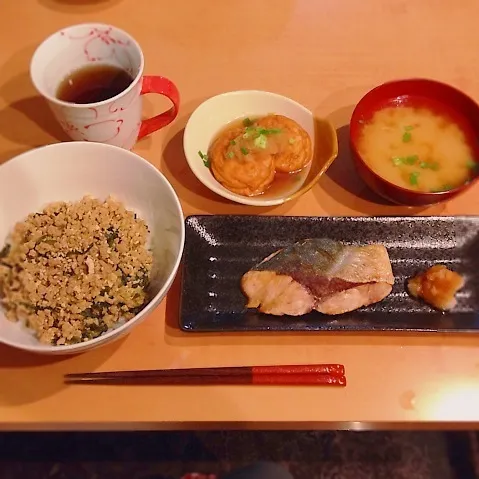 Snapdishの料理写真:そぼろ丼、ぶりの塩焼き、魚河岸揚げのみぞれ煮、じゃが芋の味噌汁|はるさん