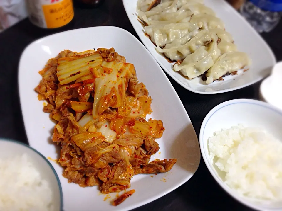 Snapdishの料理写真:今日の晩ご飯は、豚キムチ炒め、焼き餃子。|ゆえさん