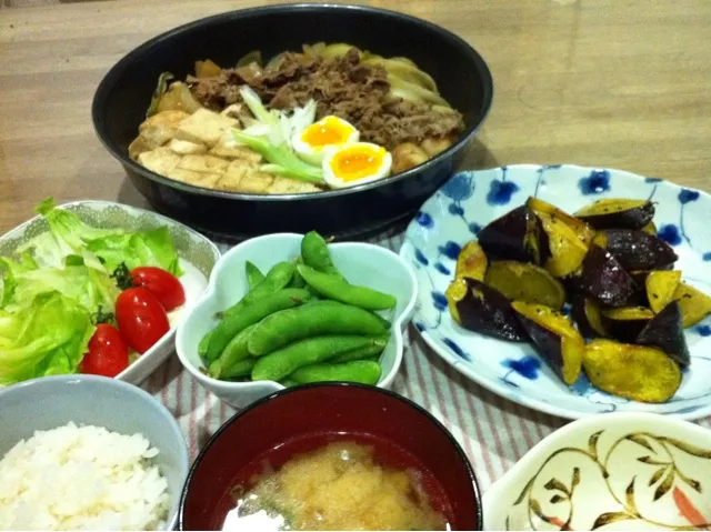 フライパンですき煮・焼き大学芋・枝豆・レタスミニトマトサラダ・大根油揚げ味噌汁|まーままさん