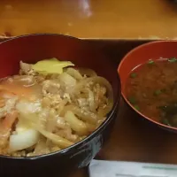 Snapdishの料理写真:馴染みの店だけど....初の親子丼～|yoshinoさん