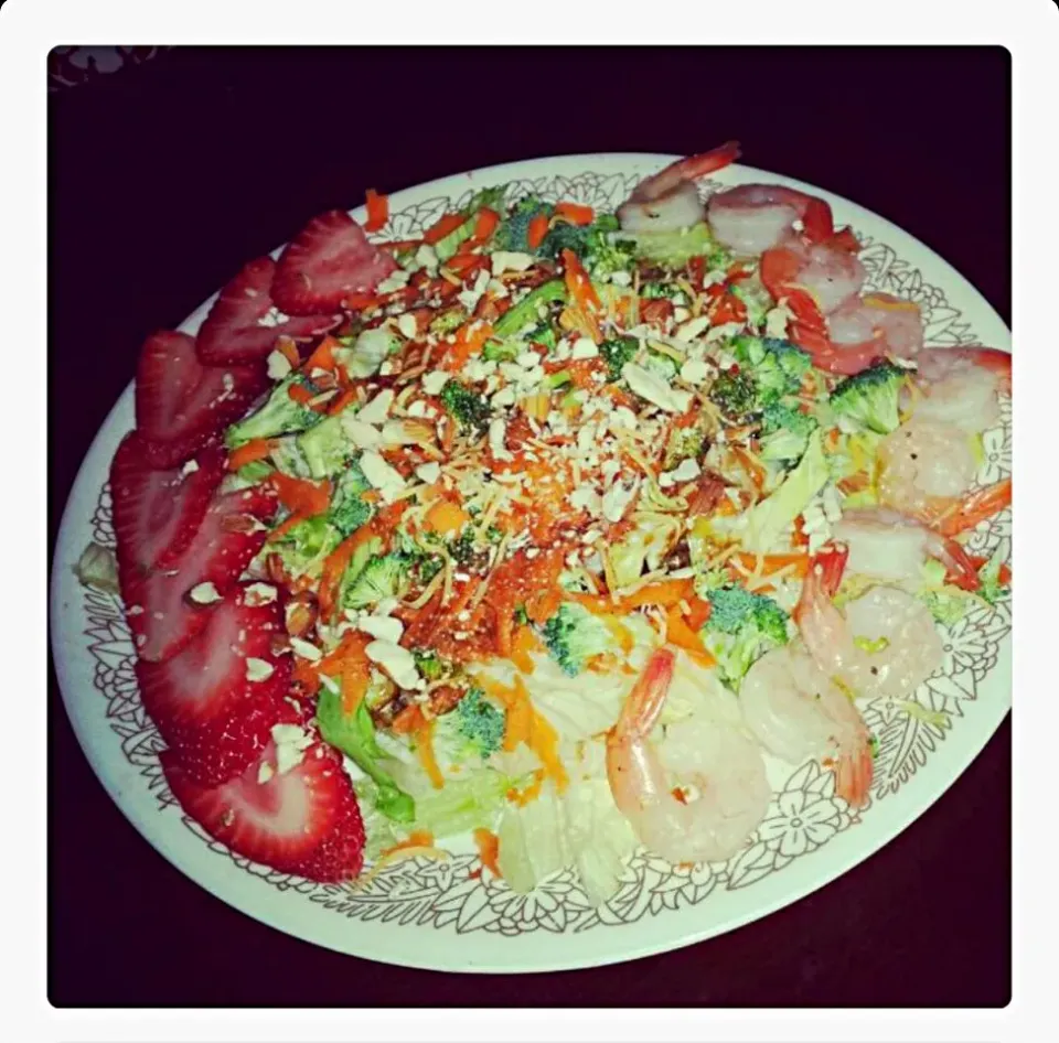 Strawberry shrimp salad with carrots almonds broccoli and green pepper #cleaneats|alli clarkさん